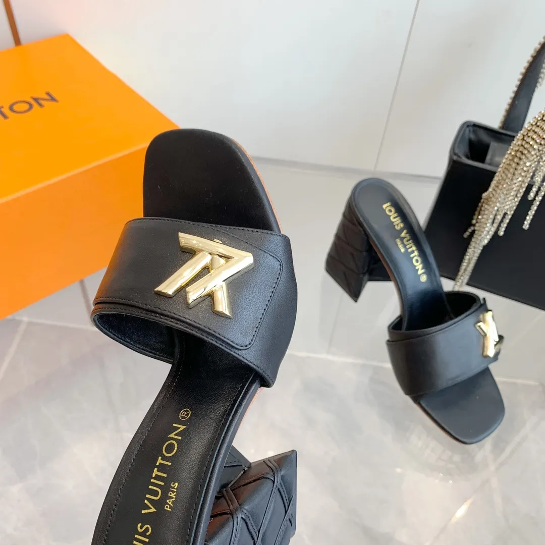👟👟Ex-factory price 520👟👟 LV | Louis Vuitton ²⁰²³ 𝐬𝐬 🧡💚2️⃣0️⃣2️⃣4️⃣Early spring new model, top version⚠️ The counter features the latest models, square toe sandals, hard goods are new🆕 ❥Purchase level! Full of high-end feel! A popular model among bloggers at home and abroad, it’s retro and fashionable and looks amazing on your feet! Mainly recommended model on the official website★ ━━━━━ ЅᏇєєt ━━━━━ ▪️Upper: original cowhide + metal buckle ▪️Lining: imported goatskin lining ▪️Outsole: original Italian leather outsole ▪️Heel height: 5.5cm 9cm ▪️Shoe size: 35-39 (40 and 41 customized items are not returnable or exchangeable)